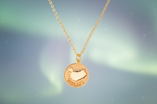 Gold-tone round Iceland map pendant necklace with “Iceland” text, imitation gold travel souvenir jewelry