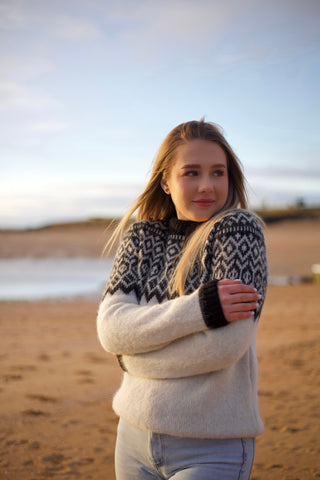 Kidka Unisex Icelandic Knit Sweater – Black & White Elegance