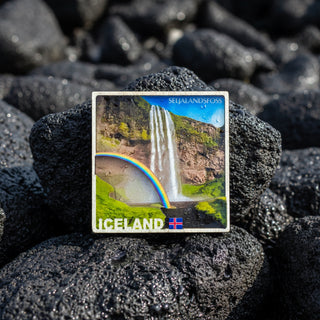 Fridge magnet with a waterfall and rainbow design, featuring Iceland text and flag.