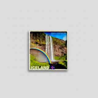 Fridge magnet with a waterfall and rainbow design, featuring Iceland text and flag.