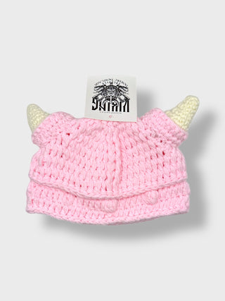 Hand-knitted pink Viking hat for children with small white horns, suitable for ages 1–7, on a black background