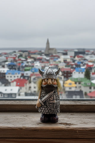 Hand-painted polyresin Icelandic Viking figurine wearing silver armor and a horned helmet, holding a sword and shield, 8 cm (3.15 in) tall.