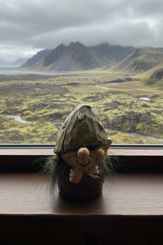 Icelandic Elf Figurine with Green Hat – Polyresin Iceland Souvenir (8 cm / 3.15 in)